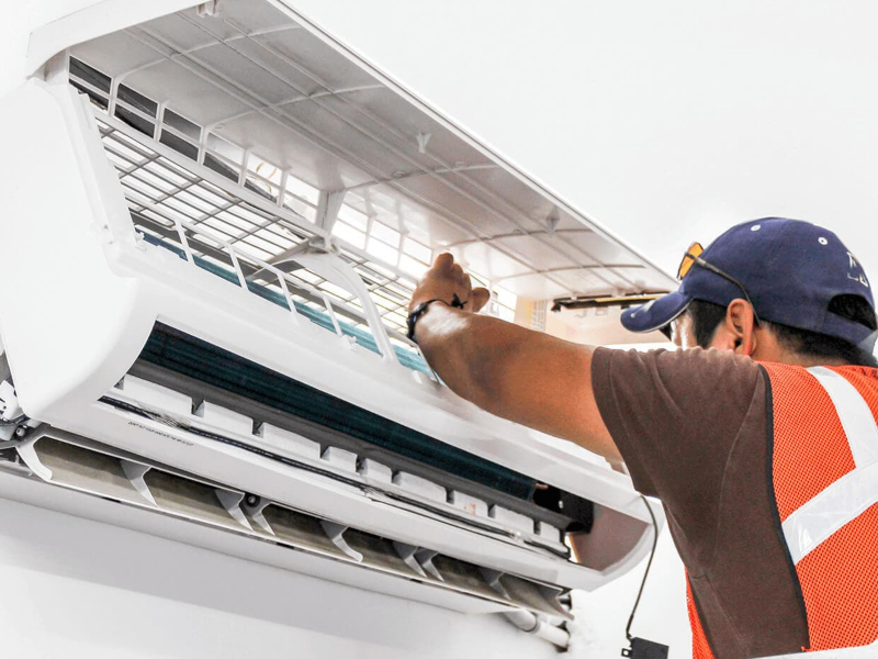 Técnico Instalando Aire Acondicionado Hitecsa