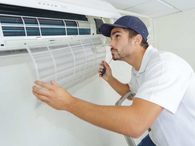 Técnico cambiando filtros de Aire Acondicionado Hitecsa