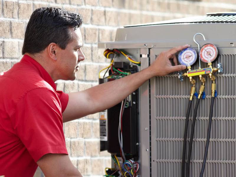 Técnico cargando gas de aire acondicionado Hitecsa