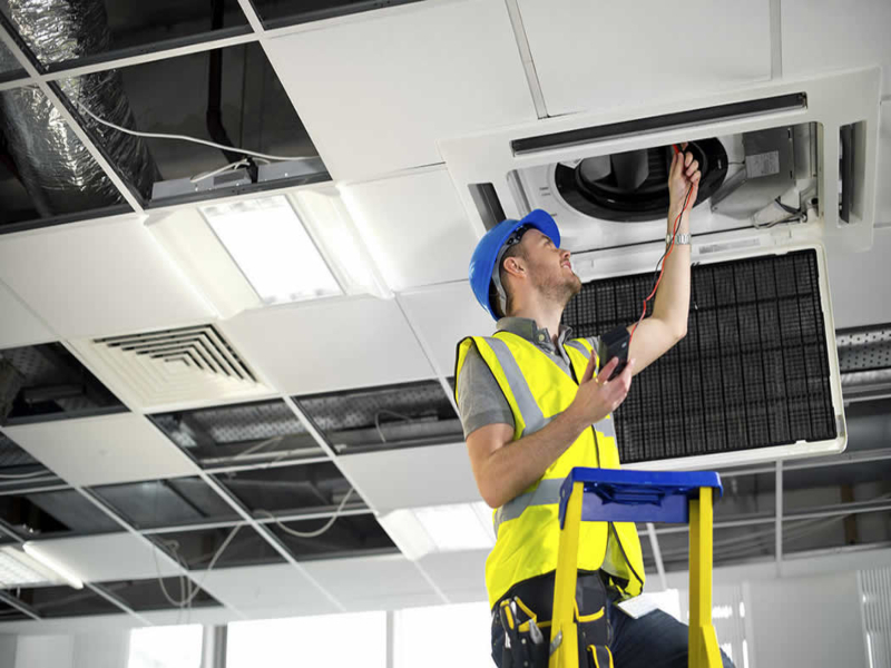 Técnico realizando mantenimiento de aire acondicionado Hitecsa